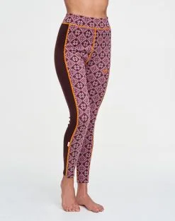 Kari Traa Rose High Waist Pant - Højtaljede Skiunderbukser 50 Kari Traa Rose High Waist Pant - Højtaljede Skiunderbukser -Tilbud Try Ski Butik 622873 ROSE HIGH WAIST PANT SYRUP MODEL 1 Karitraa